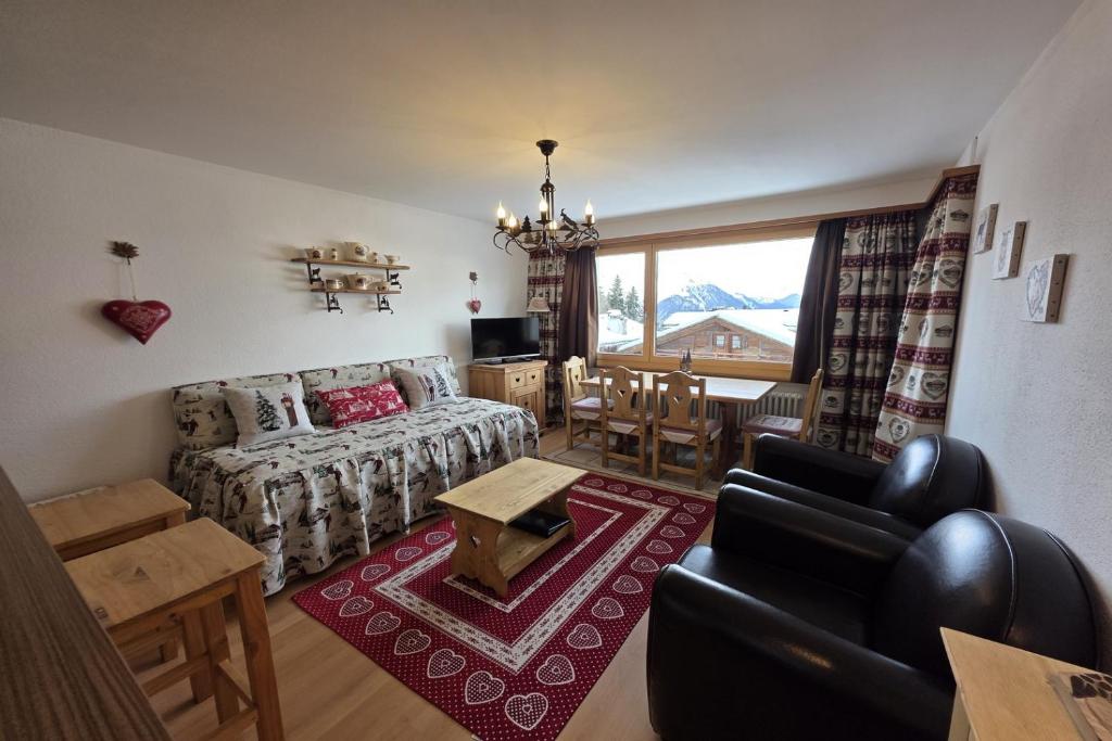 a living room with a couch and a table at Bruyères B22 in Verbier