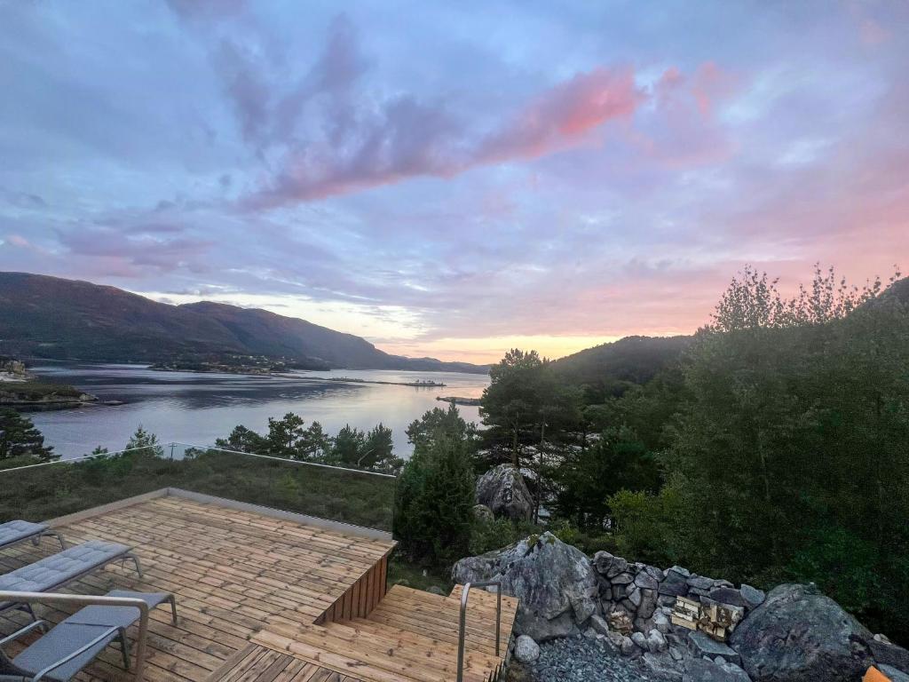 FisterにあるPanorama Cabin With Trails From Door In Ryfylkeの水の景色