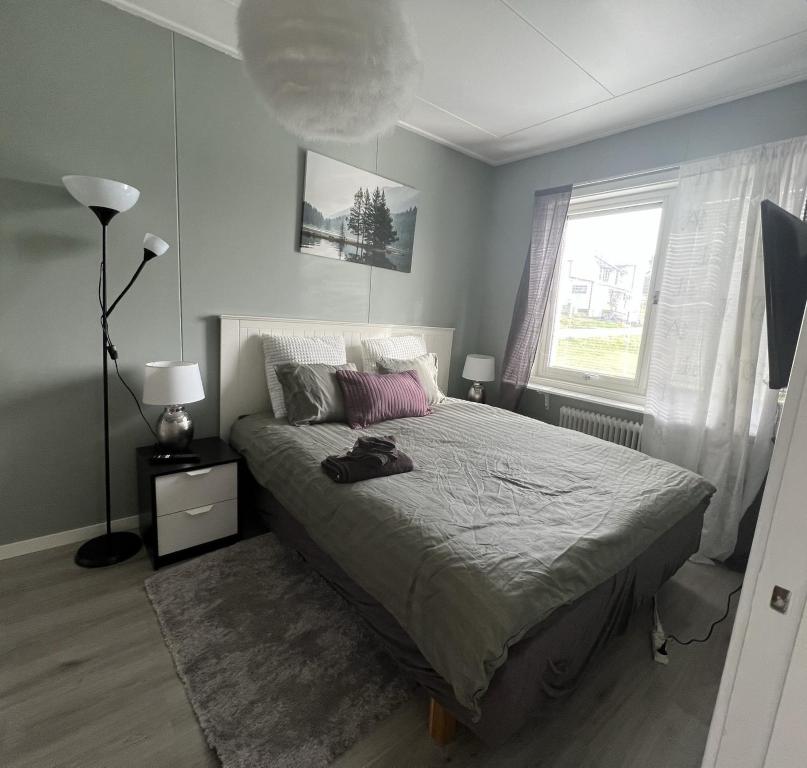 Ένα ή περισσότερα κρεβάτια σε δωμάτιο στο The Expedition apartment