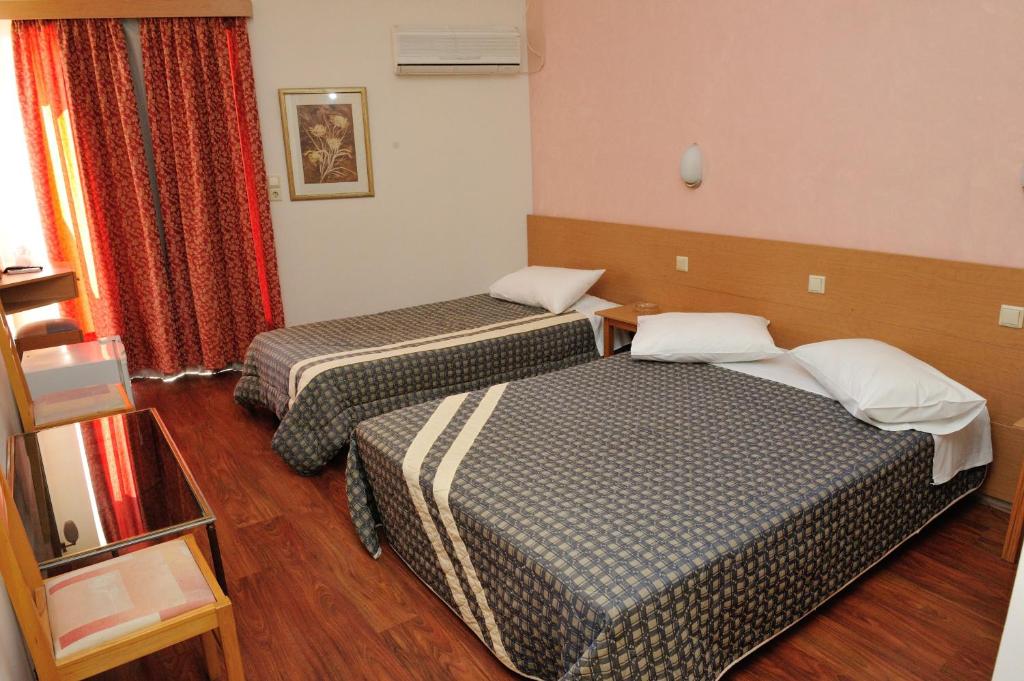 Postel nebo postele na pokoji v ubytování Adonis City Hotel