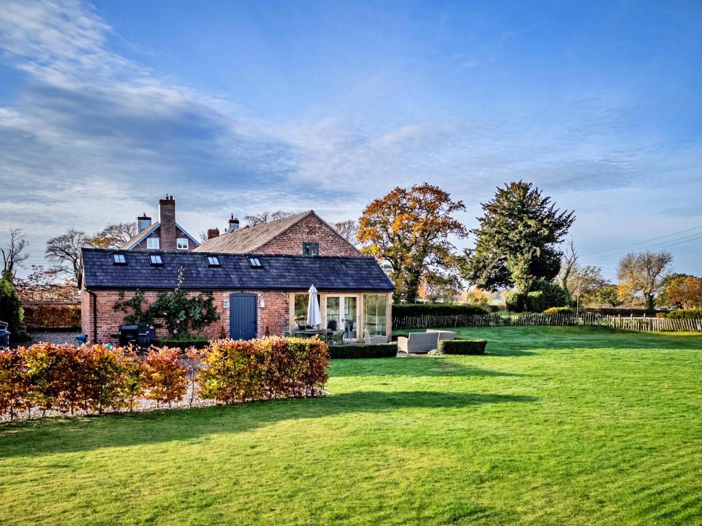 O grădină în afara Finest Retreats - The Coach House at Tybroughton