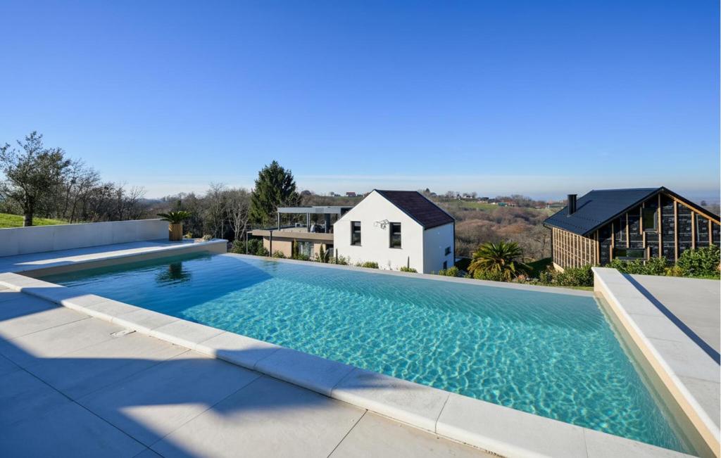 Hồ bơi trong/gần Stunning Home In Banfi