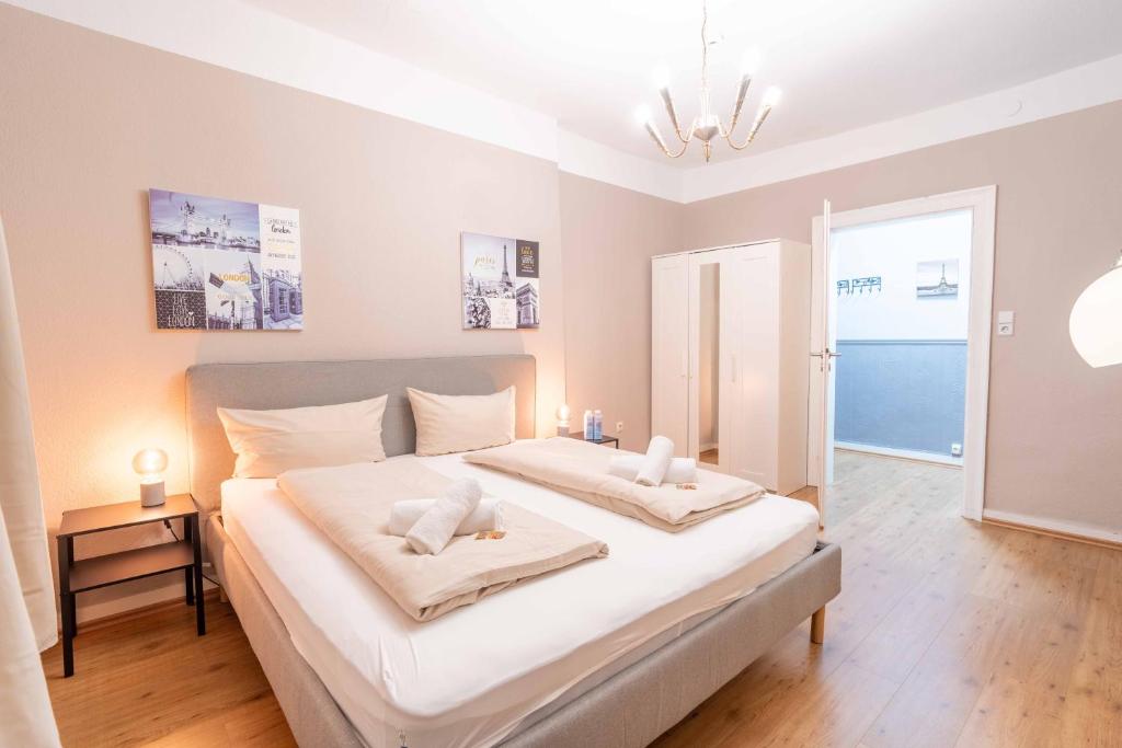 Bad Ems City Apartment nahe Therme und Zentrum في باد إمس: غرفة نوم بها سرير عليه منشفتان