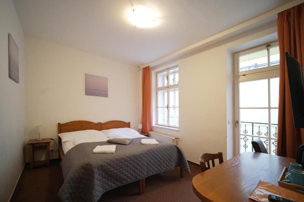 A bed or beds in a room at Hotel Karlin