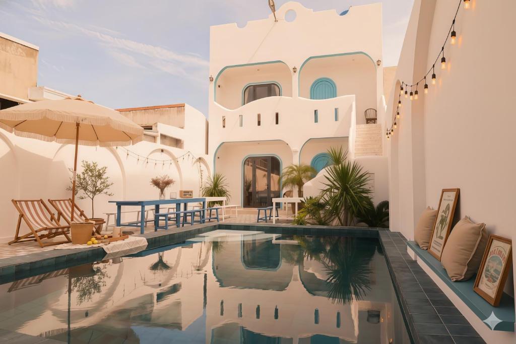 Piscina de la sau aproape de Homestay Santoni Mũi Né