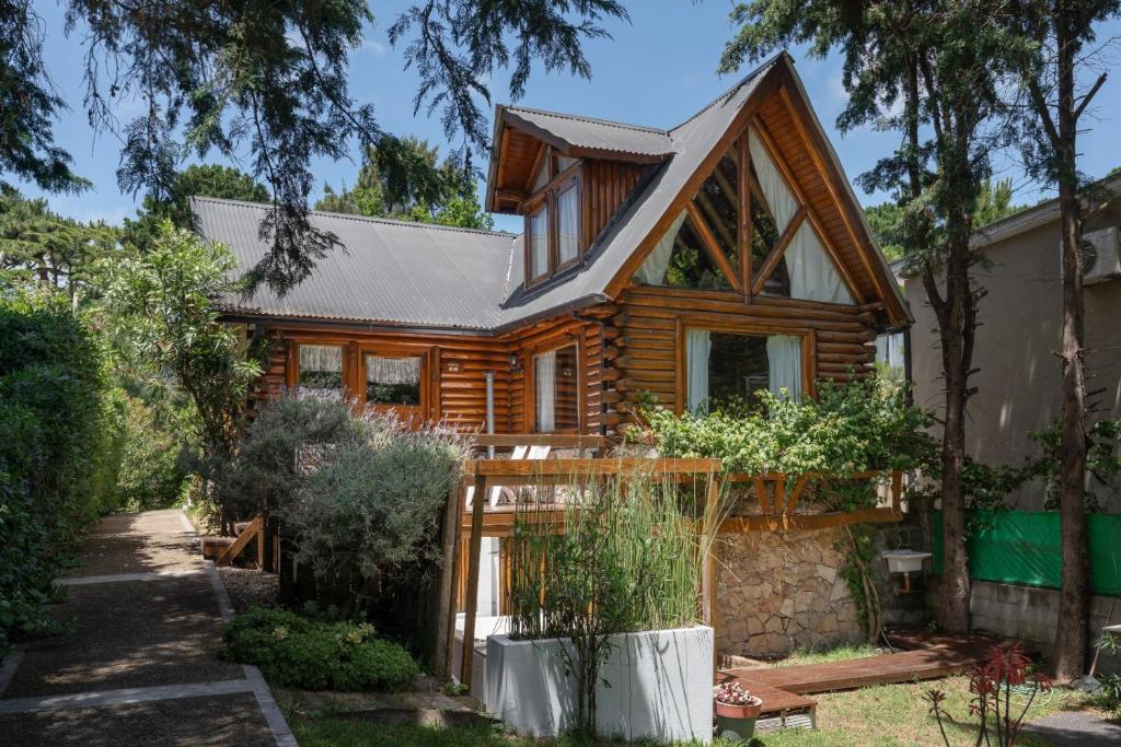 una casa de madera con techo abuhardillado en Cabañas del Athuel, en Ostende