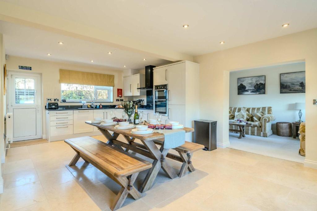 Una cocina y un comedor con mesa y sillas. en Rowans Stow-on-the-Wold 4 Bed Cotswolds Home, en Stow on the Wold