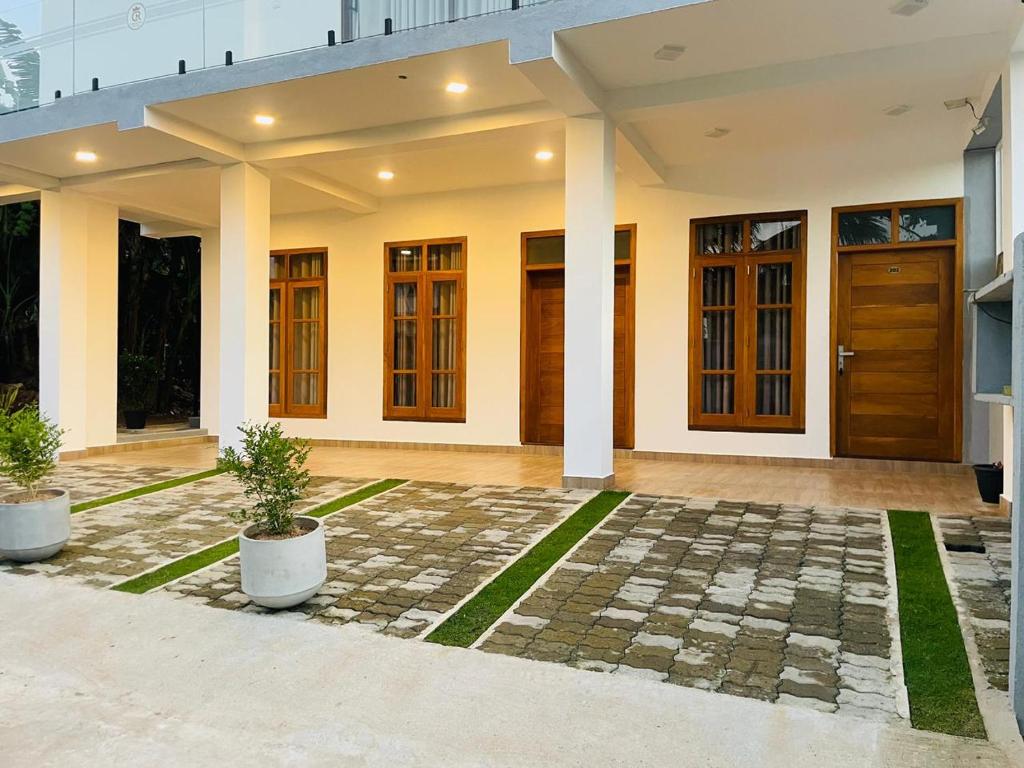 Η πρόσοψη ή η είσοδος του Crossing Royal