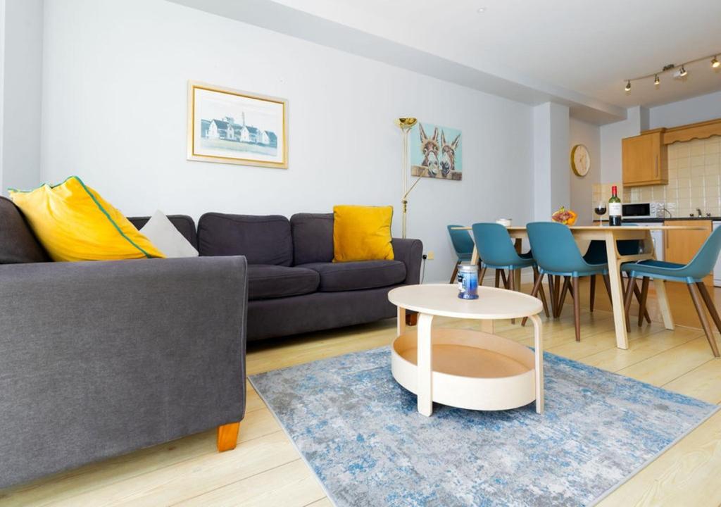 una sala de estar con un sofá y una mesa en Tonn Na Mara - Galway Lakeside Apartments, en Galway
