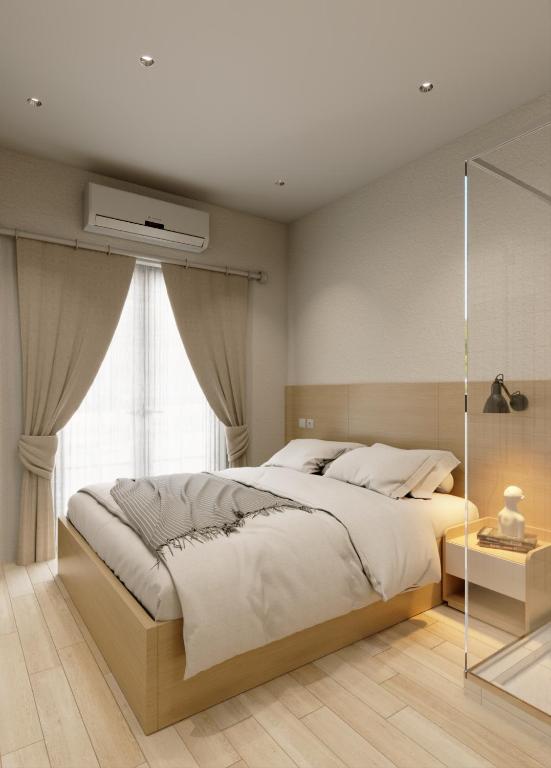 En eller flere senge i et værelse på La Cheminee Boutique Apartment