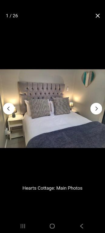 En eller flere senge i et værelse på Heart's Cottage