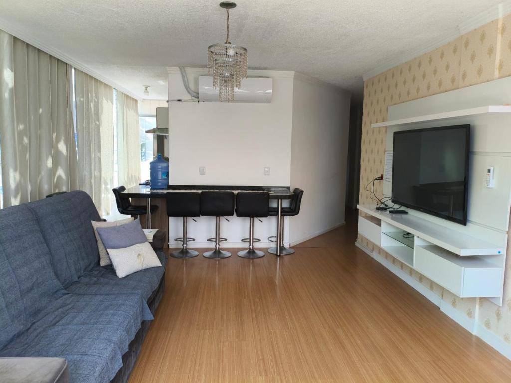 Et tv og/eller underholdning på Apto 2 quartos, AR, TV smart, WIFI, garagem, fácil acesso a PRAIA ITAPEMA