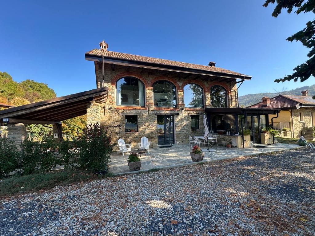 una casa de piedra con un pabellón a un lado en Ca Jurzot, en Gorzegno