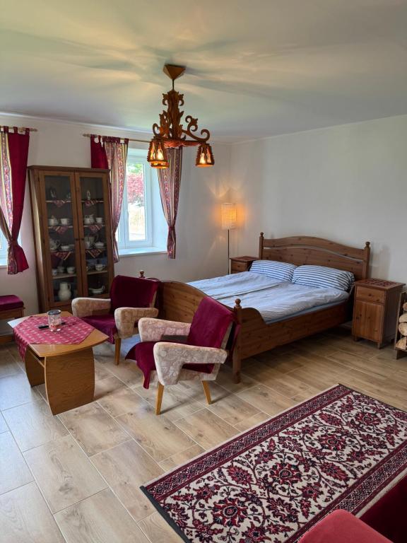 Ένα ή περισσότερα κρεβάτια σε δωμάτιο στο Chalupa Františkov