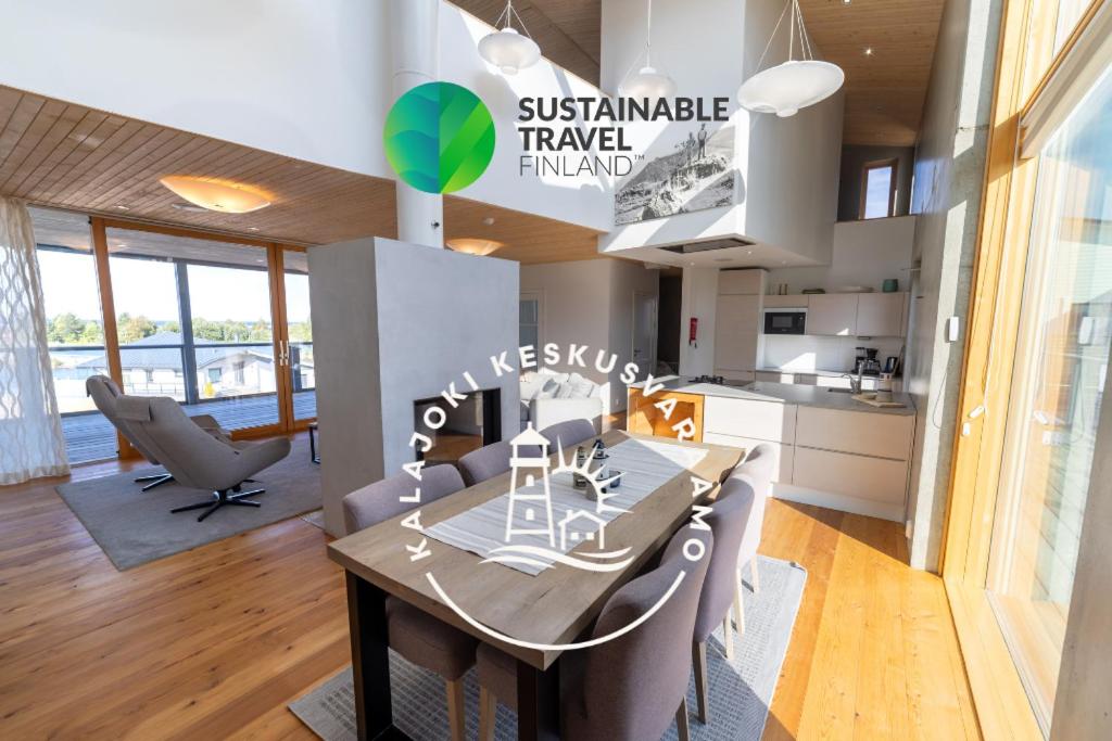 una cucina e una sala da pranzo con tavolo e sedie di Villa Merellä a Kalajoki