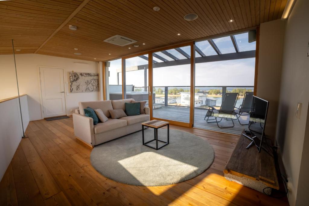 a living room with a couch and a television at Villa Merellä in Kalajoki