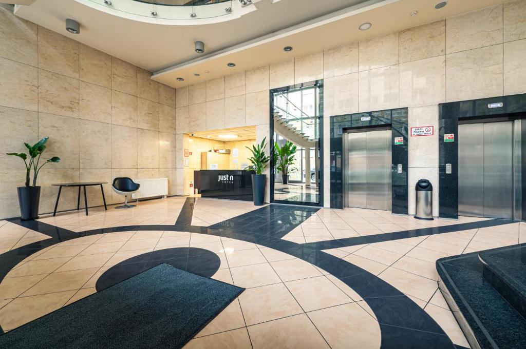 an empty lobby with a sign on the floor at Apartament Avignon in Wrocław