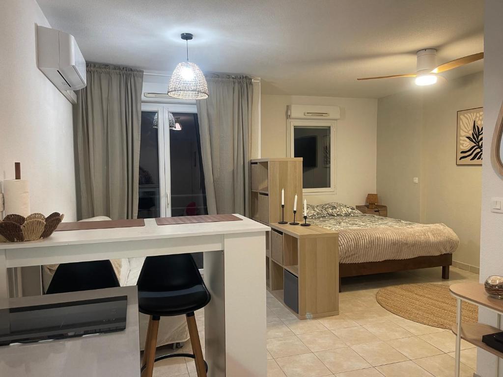 Ένα ή περισσότερα κρεβάτια σε δωμάτιο στο Studio Résidence les Jardins du Musée