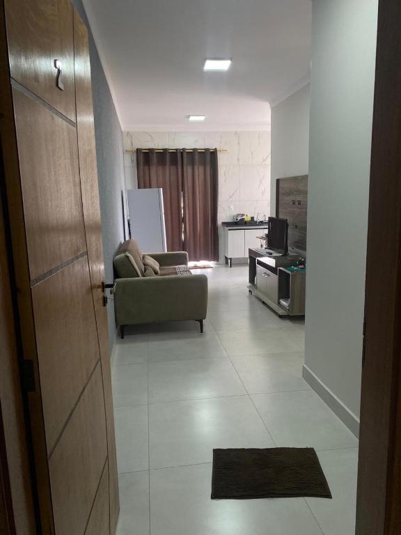 Et opholdsområde på Apartamento 1 quarto c/ ar condicionado e garagem