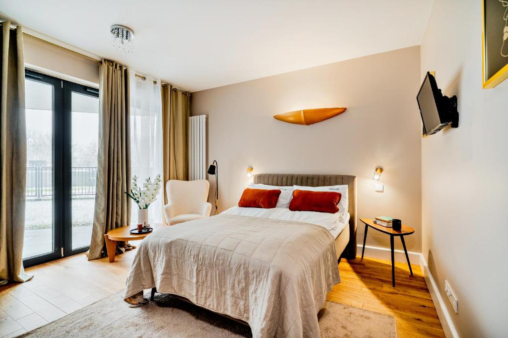 Ένα ή περισσότερα κρεβάτια σε δωμάτιο στο Zegrze Lake Apartament MORO z miejscem postojowym