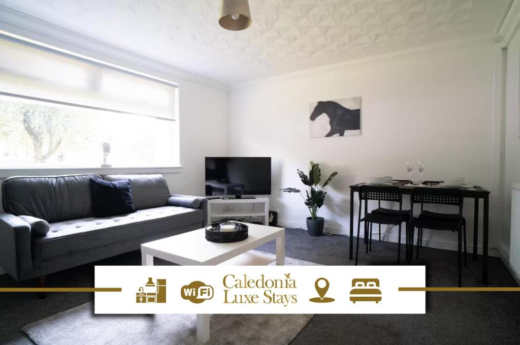 un soggiorno con un divano e un tavolo di Deedes Apartment ad Airdrie