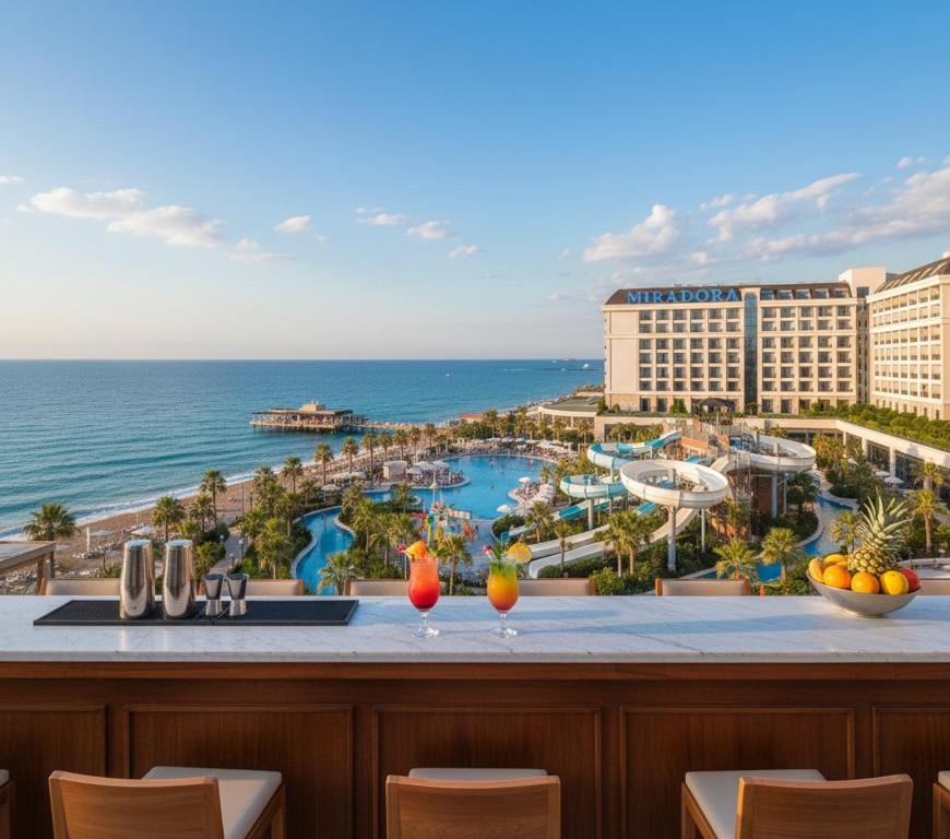 Piscina de la sau aproape de Miradora Luxe Hotel & Spa