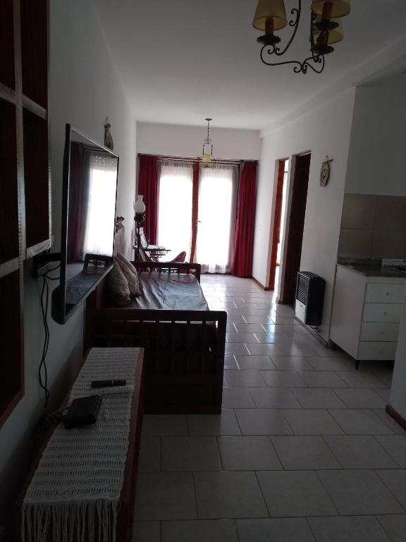 a living room with a couch and a tv at Dpto céntrico cómodo in Miramar
