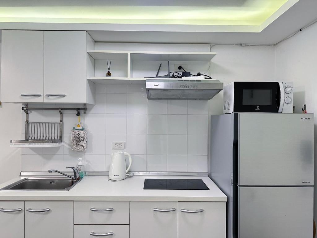 Η κουζίνα ή μικρή κουζίνα στο Cozy room at Hillside2 Condo