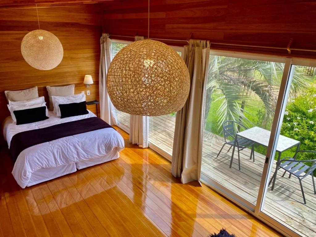 Un dormitorio con una cama y una ventana grande. en Hjem Studios, en La Pedrera