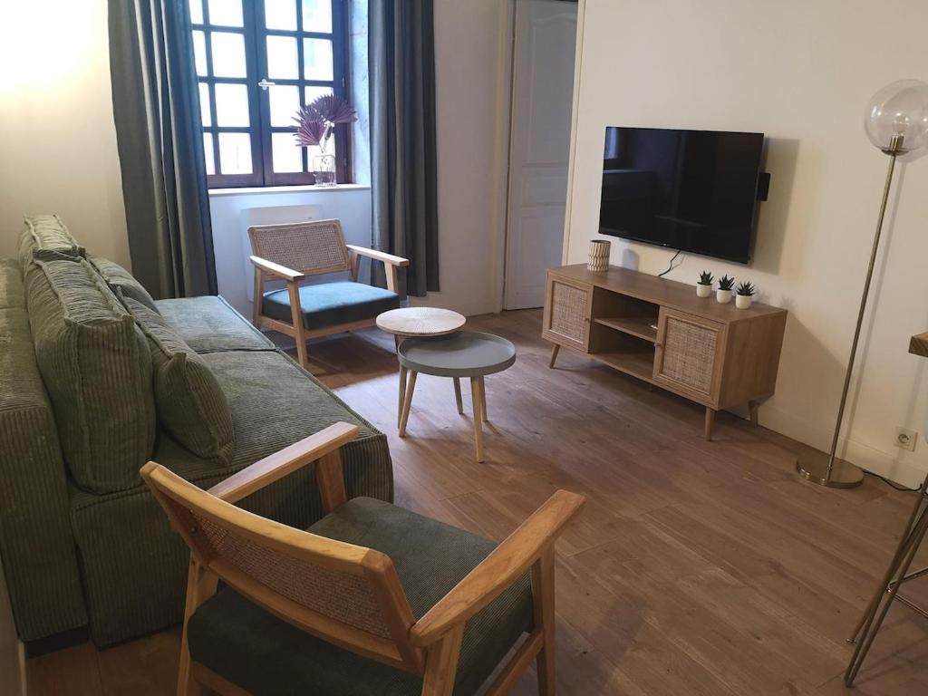 Una televisión o centro de entretenimiento en Appartement Crémieu Centre