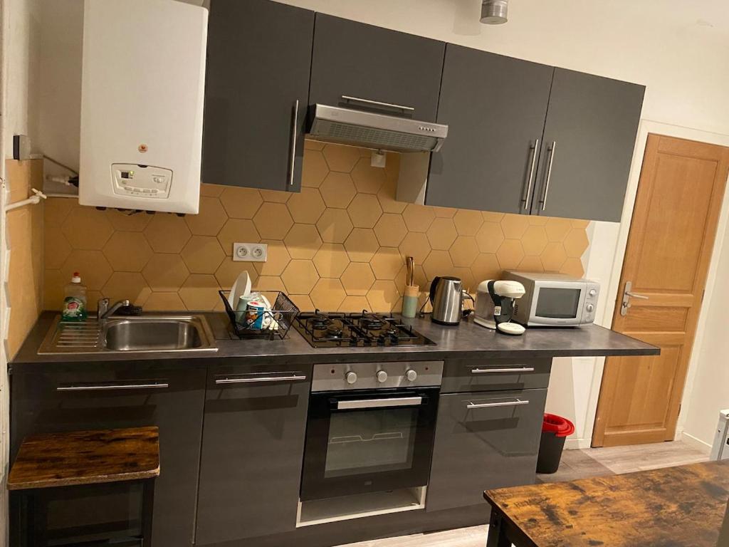 Una cocina o cocineta en Moderne et Comfortable Studio Proche RER