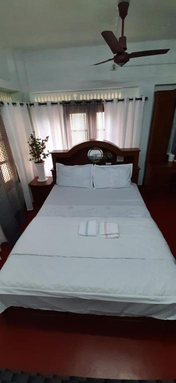 Ένα ή περισσότερα κρεβάτια σε δωμάτιο στο Thiramizhi