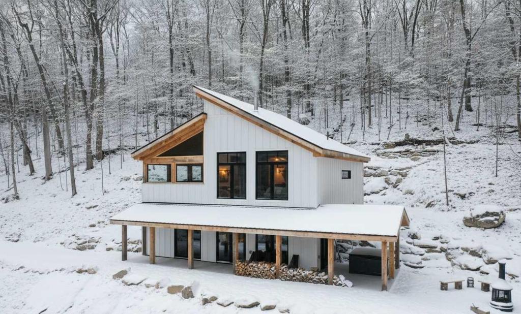 mały domek w lesie w śniegu w obiekcie Spa Lake and Mountain - 144 - Chalets du Cordon w mieście Nominingue