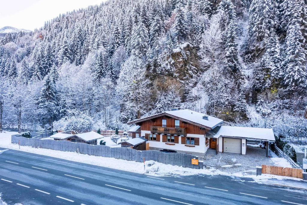Landhaus Molly by we rent في فيهوفن: منزل مغطى بالثلج بجانب طريق
