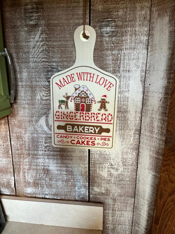 Galeriebild der Unterkunft Gingerbread Cozy Log Cabin with Beautiful Sunsets in Okeechobee