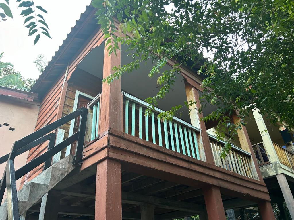 een balkon aan de zijkant van een huis bij Bruno bungalow in Sihanoukville