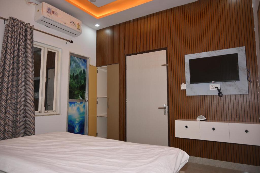 Un pat sau paturi într-o cameră la Ramchandra Resort