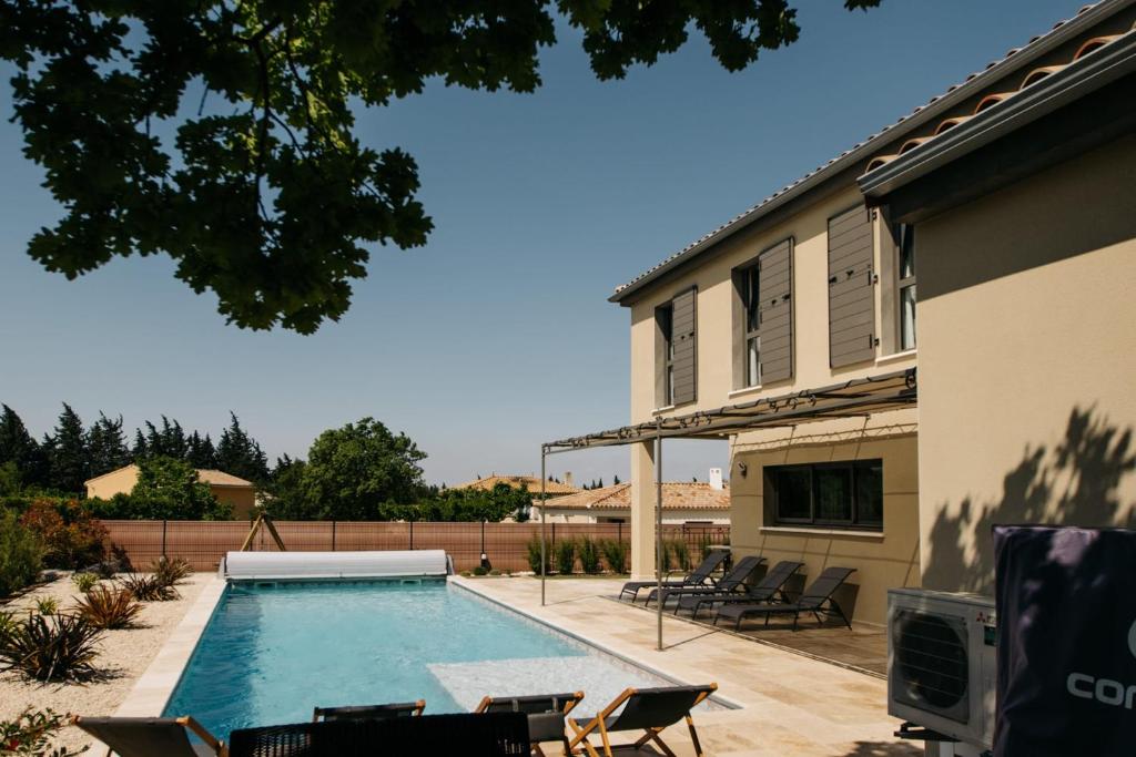 een zwembad in de achtertuin van een huis bij Villa Moka - private pool in Saumane-de-Vaucluse
