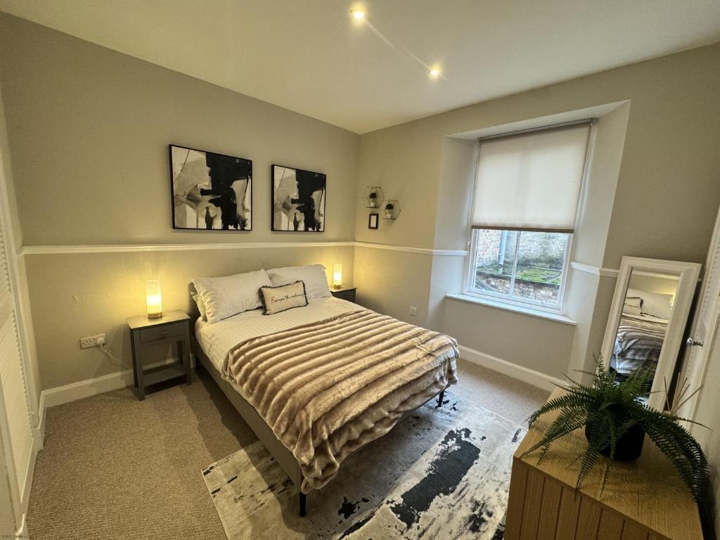 Un dormitorio con una cama y una ventana en The Quirky Townhouse, Hawick, en Hawick