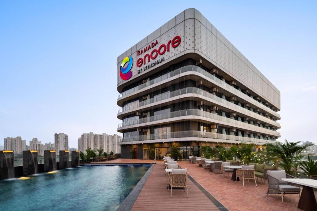 Πισίνα στο ή κοντά στο Ramada Encore by Wyndham Gurugram Dwarka Expressway