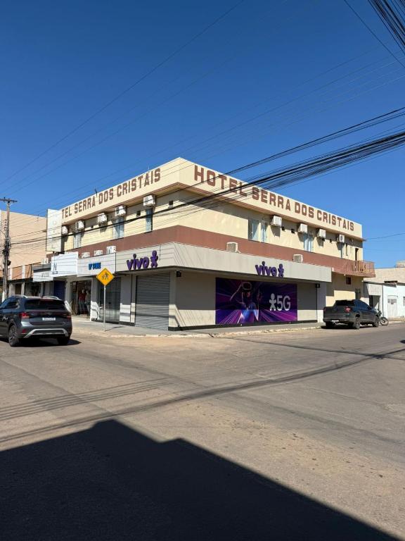 a building on a street with cars parked in front at Hotel Serra dos Cristais in Cristalina