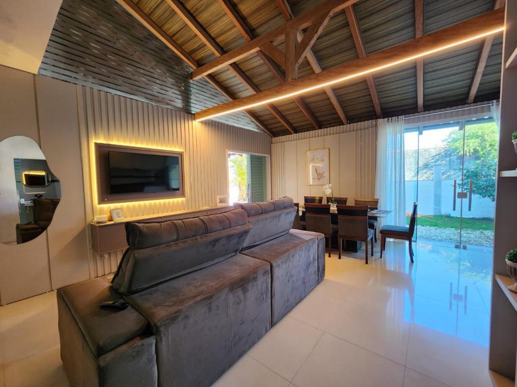 ein Wohnzimmer mit Couch und ein Esszimmer in der Unterkunft Casa Praia Alegre in Penha