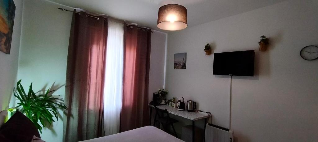 Room with private bathroom and balcony nearby the Mercado Central, center and beach - Double Room With Private Bathroom
