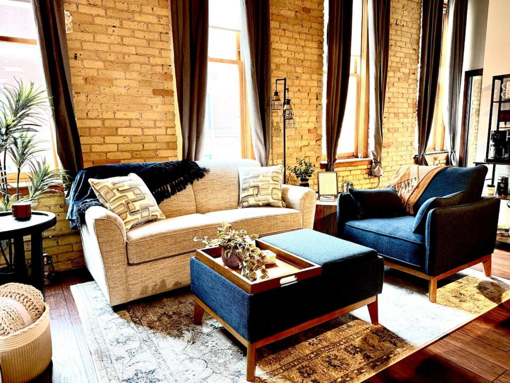 Posezení v ubytování Loft on Lake Ave