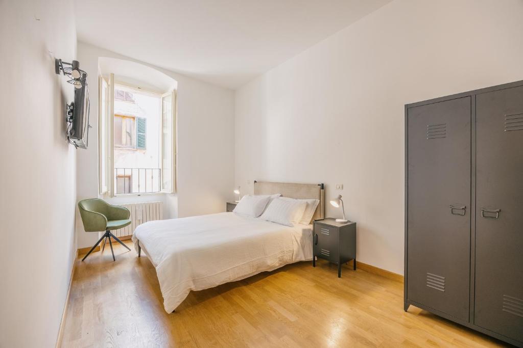 een witte slaapkamer met een bed en een raam bij BHR - La Finestra su Spoleto in Spoleto