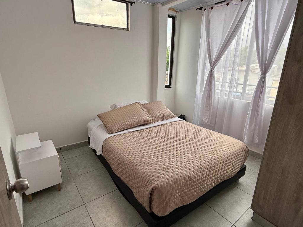 a bedroom with a bed and a window at Apartamento nuevo en La Patria in Armenia
