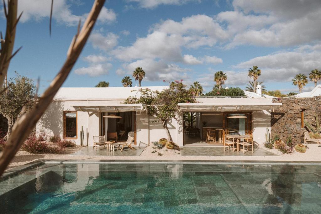 een huis met een zwembad voor een huis bij Ultima in Tías