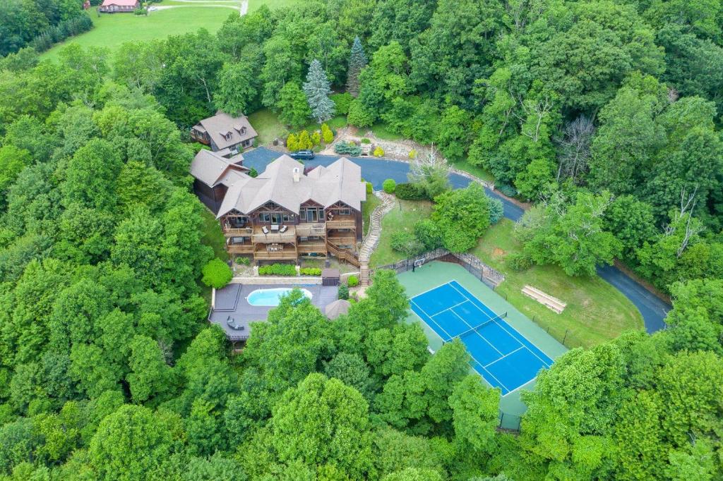 vista aerea di una casa con campo da tennis e piscina di Banner Crest a Banner Elk