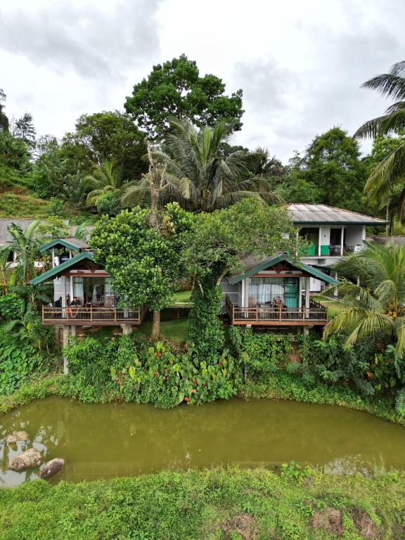 una imagen de un resort en medio de un río en Rainforest Nest, en Deniyaya
