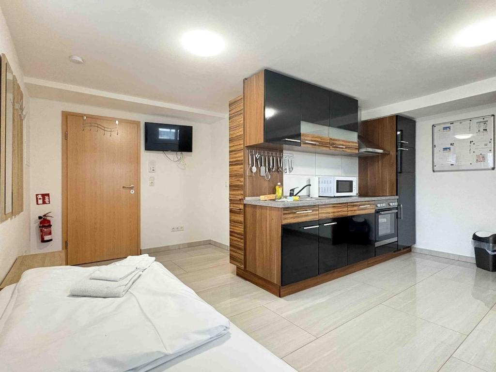a room with a kitchen with a bed in it at STB116 smarte Monteurwohnung in Steinberg